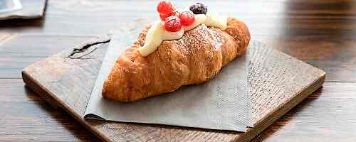 Croissant_Berry_Cutting_board_539806_2048x1152